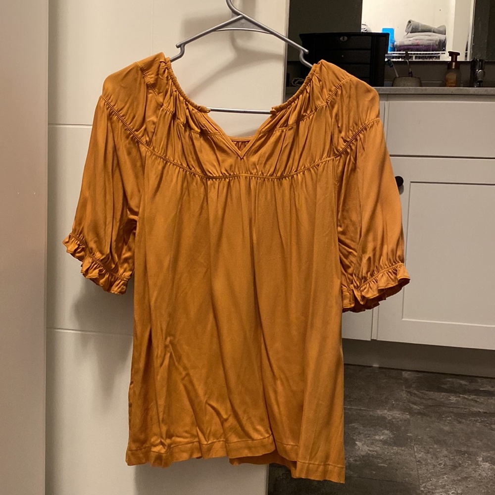 Gold Blouse - Picture 2 of 4